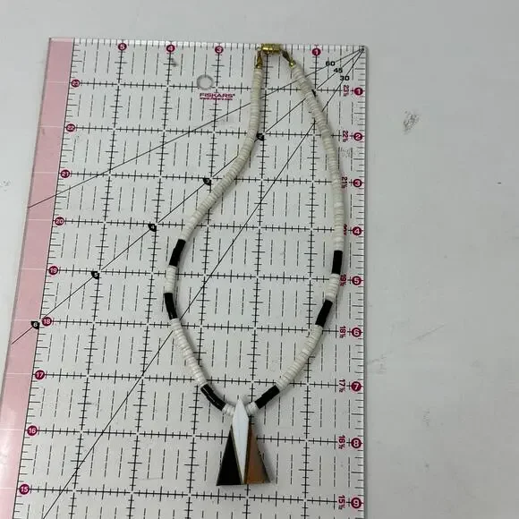 VTG Heishi Beaded Necklace With Triangular Stone Inlay Pendant Black White Brown - Picture 4 of 4